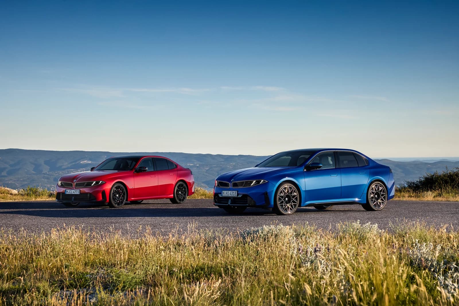 Blå, elektrisk BMW i3 til høyre og rød BMW M350 xDrive til venstre.