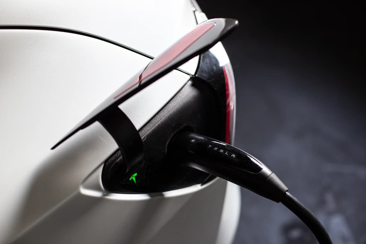 Ladekabel koblet til en Tesla